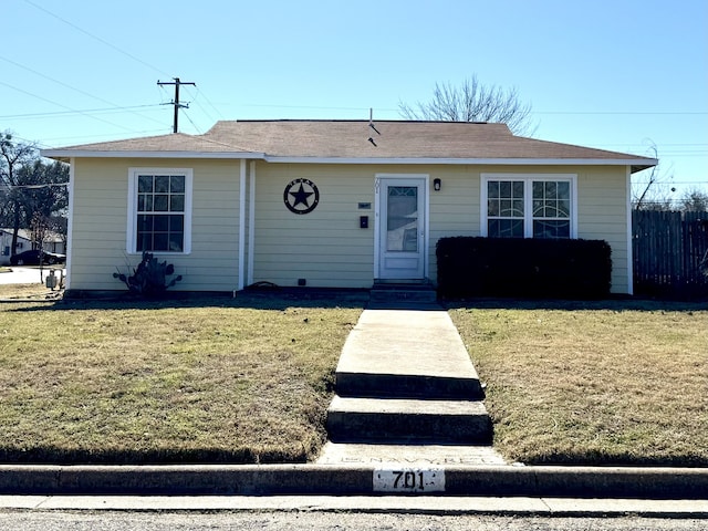 view of front of property featuring a front lawn