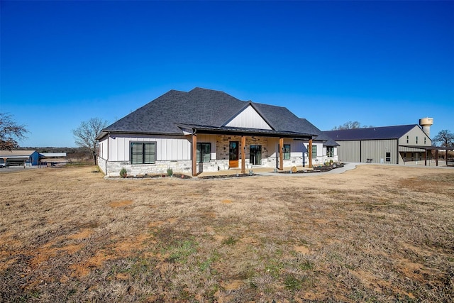 view of front of house with a front lawn