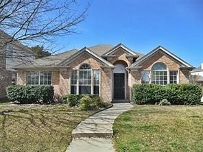 view of front of home featuring a front yard