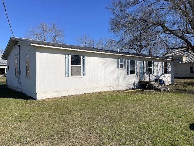 manufactured / mobile home with a front yard