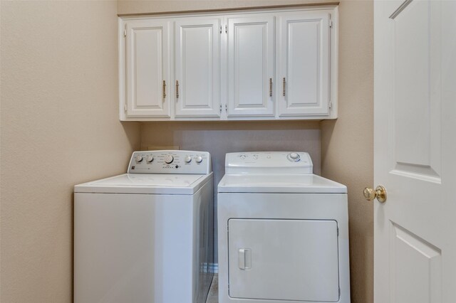 laundry room with cabinets and independent washer and dryer