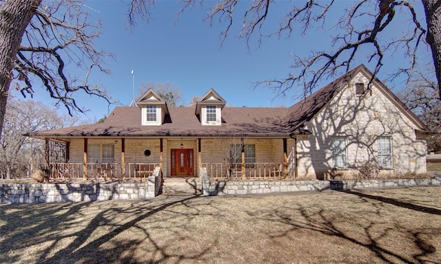 view of front of property featuring a front yard and a porch