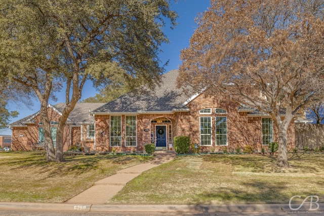 view of front of property featuring a front yard