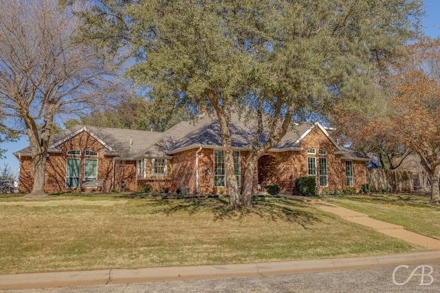 ranch-style house featuring a front yard