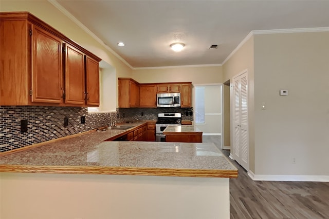 kitchen featuring sink, crown molding, stainless steel appliances, and kitchen peninsula