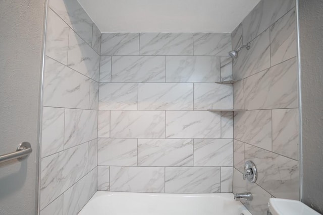 bathroom featuring tiled shower / bath