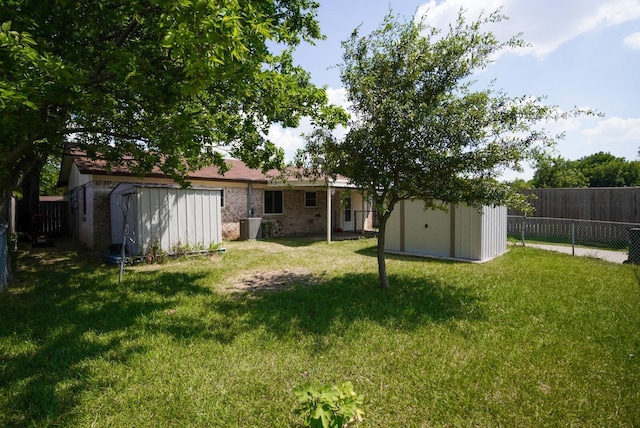 view of yard featuring a shed