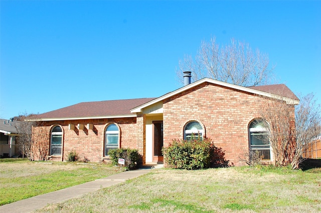 view of front of house featuring a front lawn