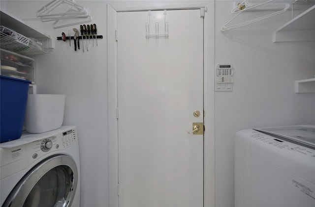 washroom featuring washer and clothes dryer