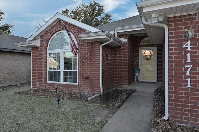 property entrance featuring a yard