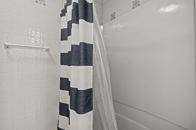 bathroom featuring shower / bathtub combination with curtain