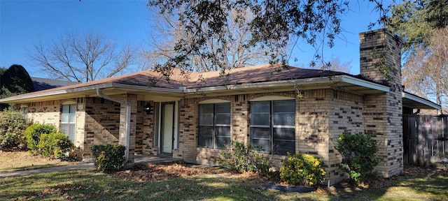 view of front of property featuring a front yard