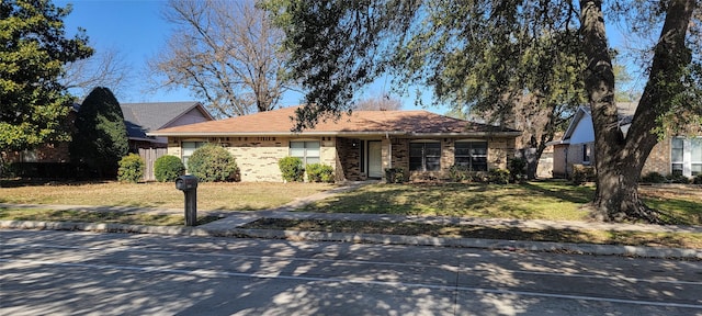 ranch-style house featuring a front yard