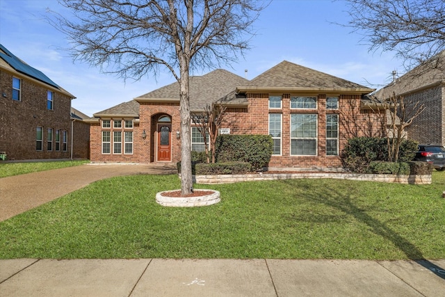 view of front facade featuring a front lawn