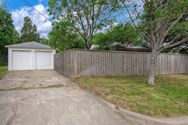 view of yard featuring a garage and an outdoor structure