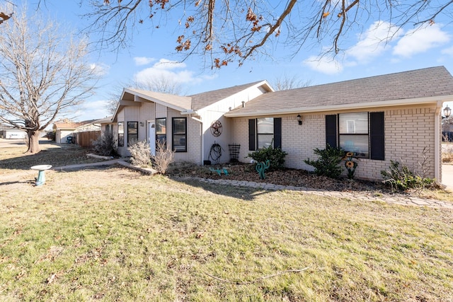 ranch-style house featuring a front yard