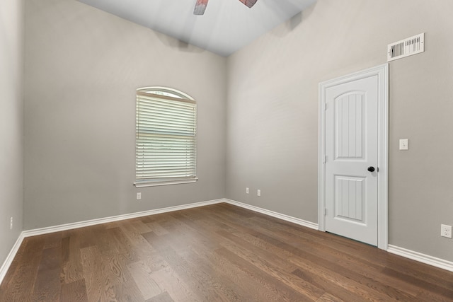 unfurnished room with dark wood-type flooring and ceiling fan