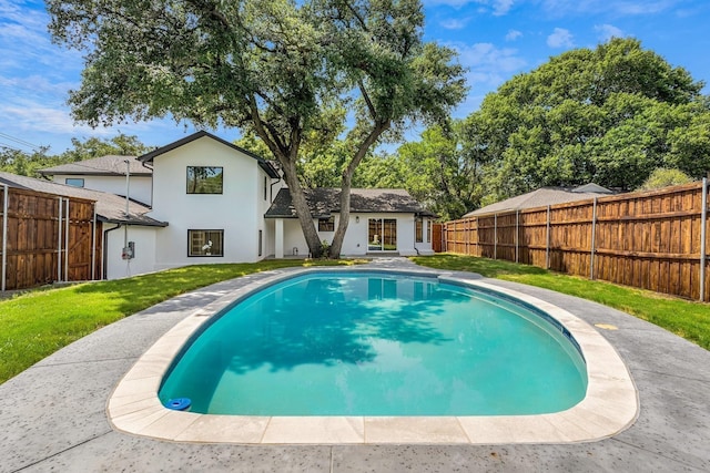 view of swimming pool featuring a yard