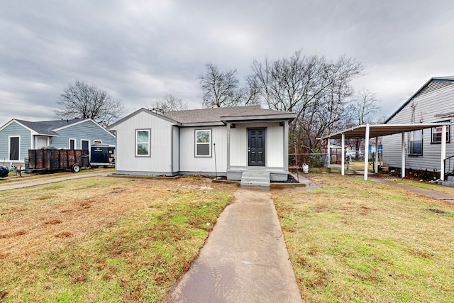 view of front of home featuring a carport and a front yard