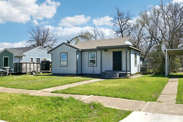 view of front facade featuring a front lawn