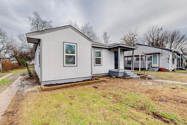 view of front of home with a front yard