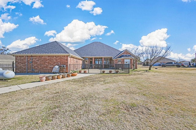 view of front of property featuring a front lawn