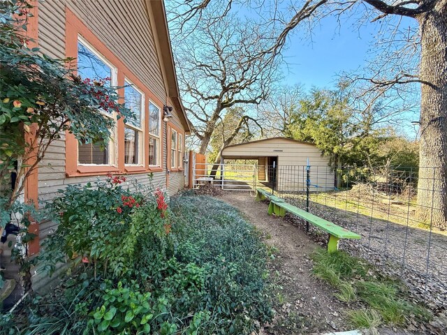 view of yard featuring an outdoor structure