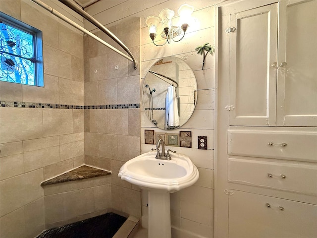 bathroom featuring a tile shower