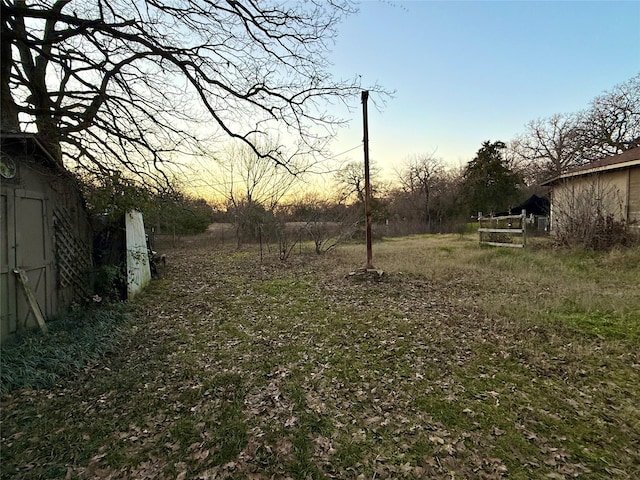 view of yard at dusk