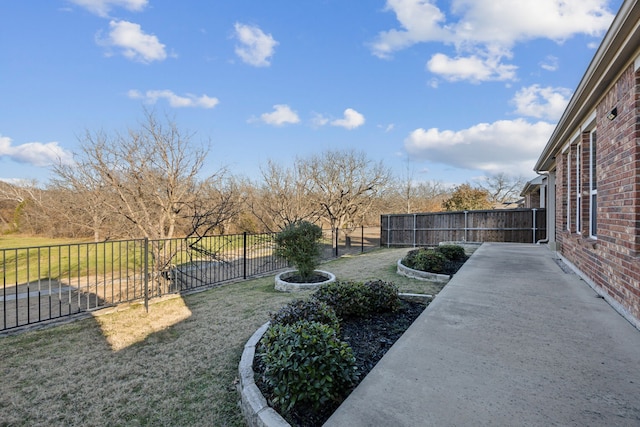 view of yard featuring a patio area