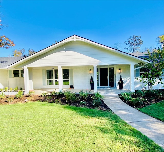 view of front facade with a front yard