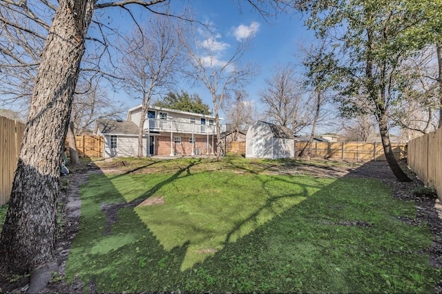 view of yard with a storage shed