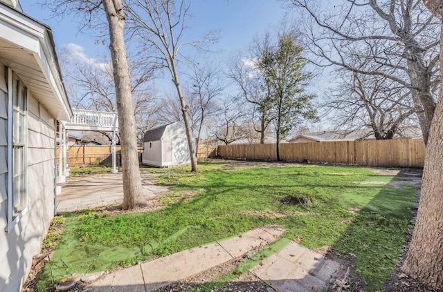 view of yard with a storage unit