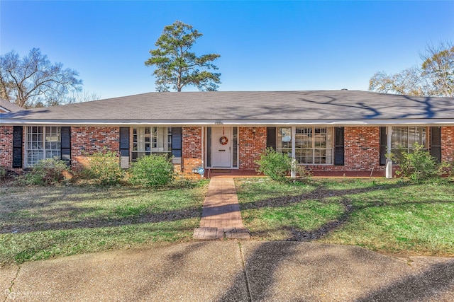 single story home featuring a front yard