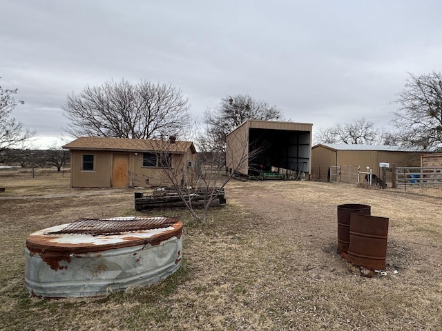 view of yard featuring an outbuilding