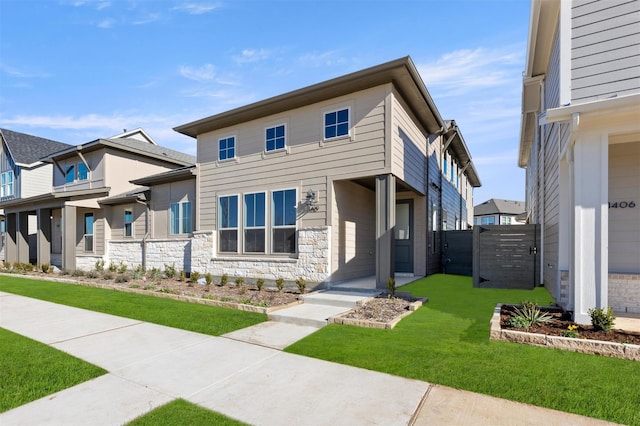 view of front facade featuring a front lawn