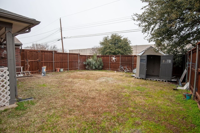 view of yard featuring a shed