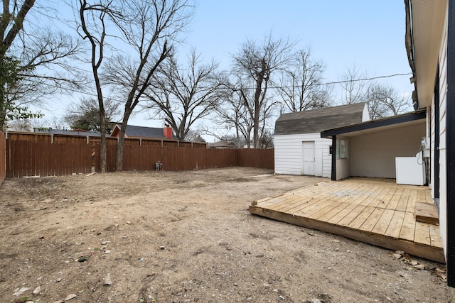 view of yard featuring an outbuilding