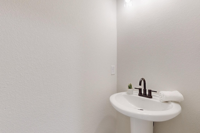 bathroom featuring sink