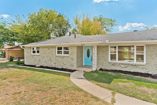 single story home featuring a front lawn