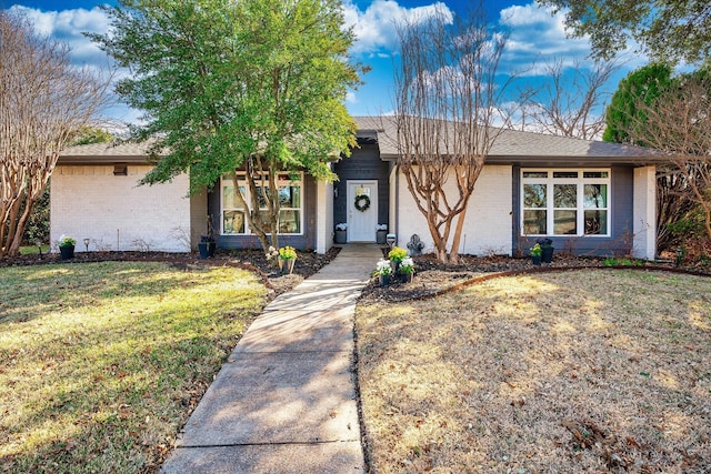 view of front of house featuring a front yard