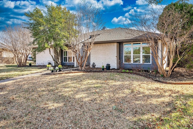 single story home with a front lawn