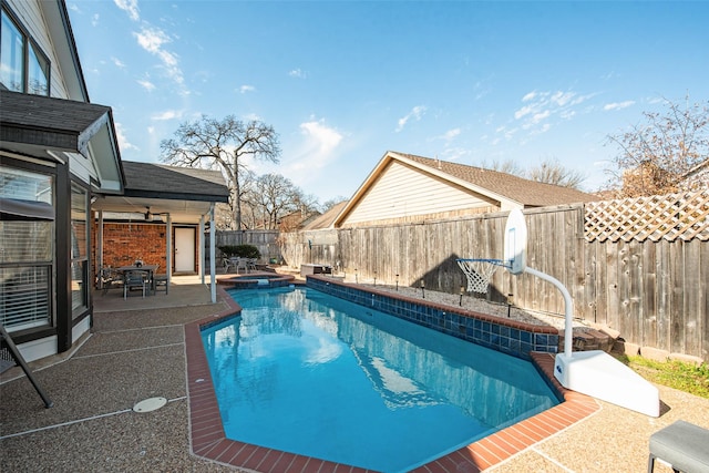 view of swimming pool with a patio, an in ground hot tub, and ceiling fan