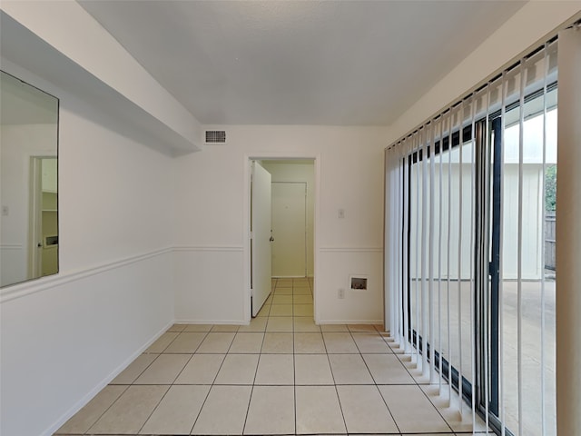 empty room featuring light tile patterned flooring