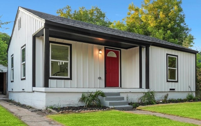 view of front of home featuring a front lawn