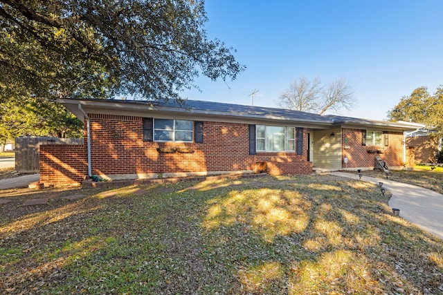 single story home with a front yard