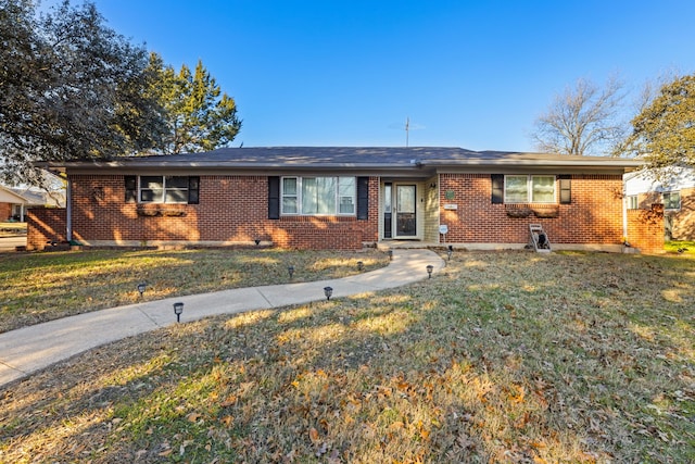 single story home with a front lawn