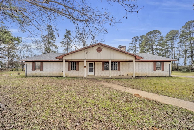 single story home featuring a front yard