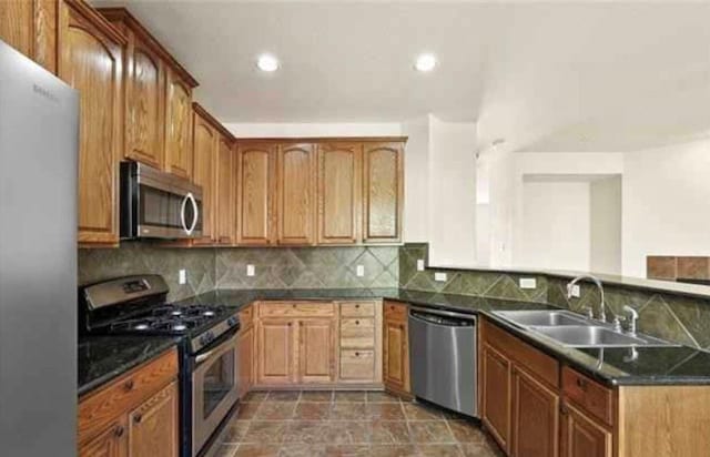 kitchen featuring tasteful backsplash, stainless steel appliances, and sink