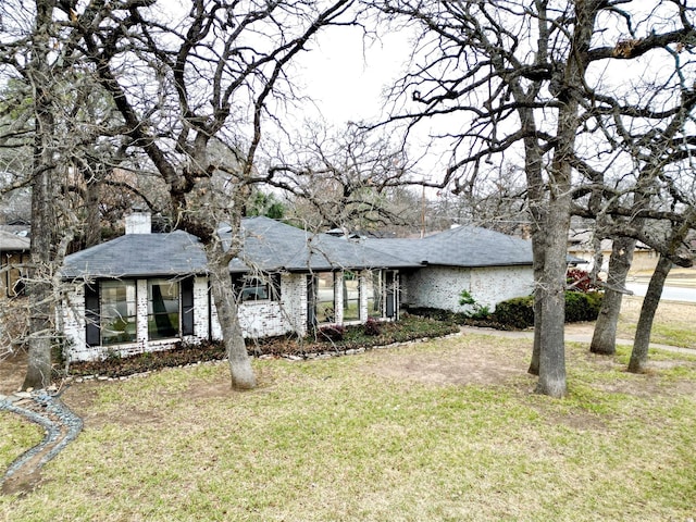 single story home with a front lawn